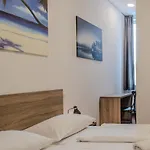 Queens Residenz Отель